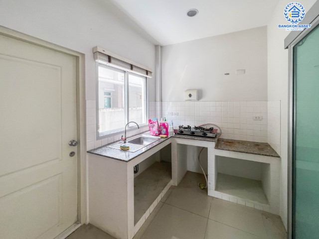 *****บ้านเดี่ยวมือสองย่านนนทบุรีฯ ม.ไลฟ์บางกอกบูเลอวาร์ด ราชพฤกษ์-รัตนาธิเบศร์ เนื้อที่กว้างขวางมากถึง 63 ตร.ว.  ฟังก์ชัน 3 ห้องนอน 3 ห้องน้ำ ที่จอดรถ 2 คัน บนทำเลแห่งการเดินทาง ใกล้รถไฟฟ้าสายสีม่วง "สถานีท่าอิฐ" เชื่อมต่อถนนราชพฤกษ์